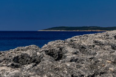 Hırvatistan 'ın Pula Istria Kamenjak kentindeki Adriyatik Denizi üzerinde çakıl taşı plajı tatili