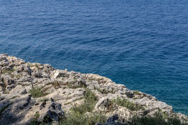 Hırvatistan 'ın Pula Istria Kamenjak kentindeki Adriyatik Denizi üzerinde çakıl taşı plajı tatili