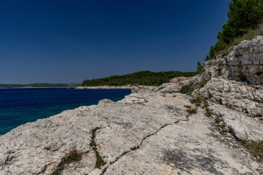 Hırvatistan 'ın Pula Istria Kamenjak kentindeki Adriyatik Denizi üzerinde çakıl taşı plajı tatili
