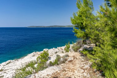 Hırvatistan 'ın Pula Istria Kamenjak kentindeki Adriyatik Denizi üzerinde çakıl taşı plajı tatili