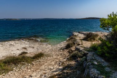 Hırvatistan 'da vahşi doğa taşlı plajları Kamenjak Yarımadası Pula manzarası