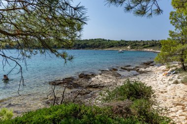 Hırvatistan 'da vahşi doğa taşlı plajları Kamenjak Yarımadası Pula manzarası