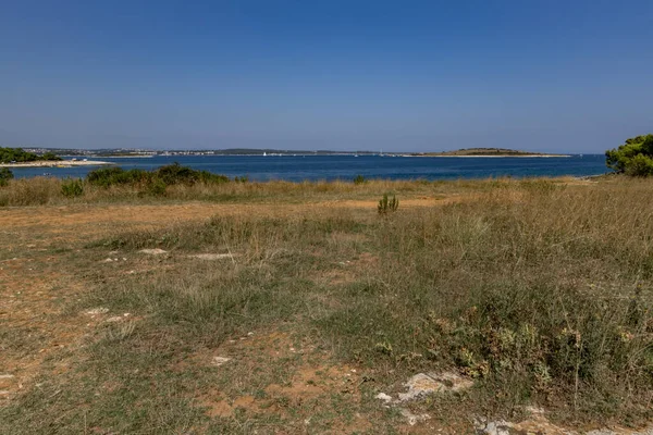 Hırvatistan 'ın sıcak havası Hırvatistan' ın Kamenjak Yarımadası 'ndaki toprağı kuruttu