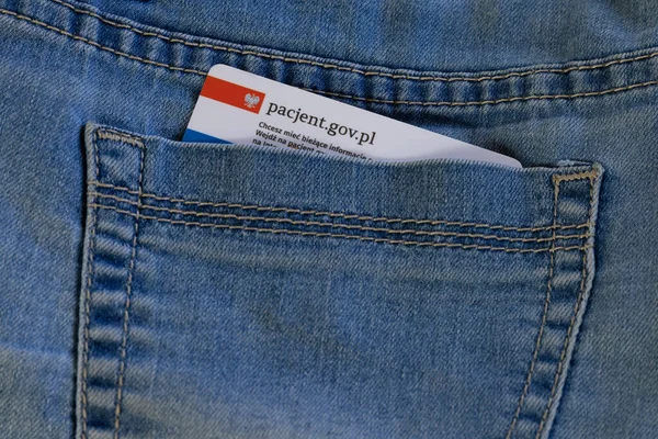 Karta Ubezpieczenia Zdrowotnego Kieszeni Niebieskich Dżinsach — Zdjęcie stockowe