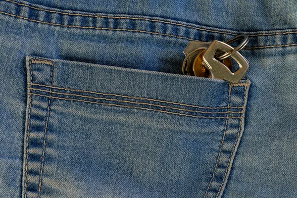 蓝色牛仔后兜里公寓的钥匙 — 图库照片