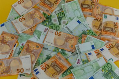 Masaya dağılmış para. Yüz iki yüz euro.