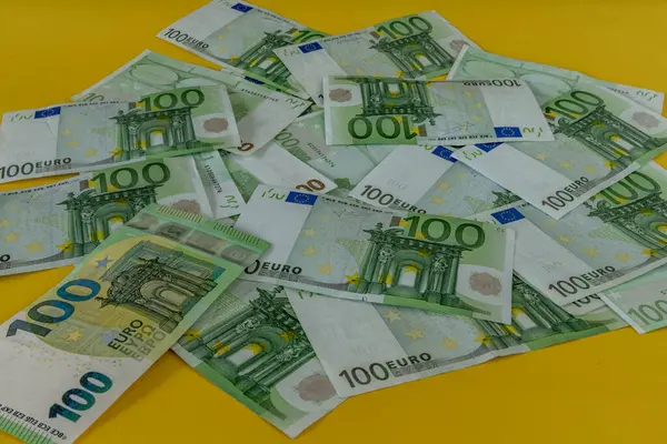 Denaro Sparso Sul Tavolo Centoduecento Banconote Euro — Foto Stock