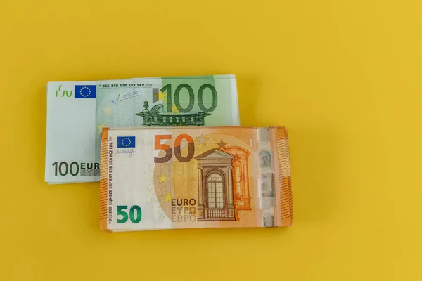 Dinero Esparcido Mesa Ciento Doscientos Billetes Euros —  Fotos de Stock
