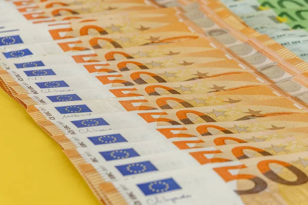 Asztalon Szétszórt Pénz Százkétszáz Eurobankjegy — Stock Fotó