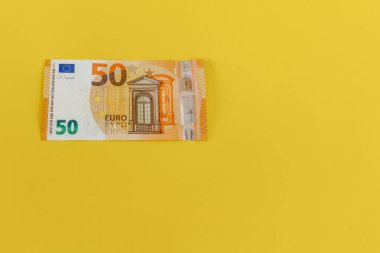 Masaya dağılmış para. Yüz iki yüz euro.