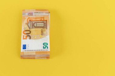 Masaya dağılmış para. Yüz iki yüz euro.