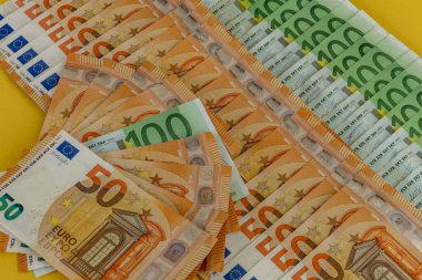 Masaya dağılmış para. Yüz iki yüz euro.