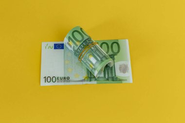 Masaya dağılmış para. Yüz iki yüz euro.