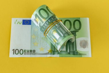 Masaya dağılmış para. Yüz iki yüz euro.