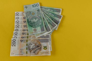 Polonya 'daki vergilere saçılmış banknotlar tasarruf giderleri