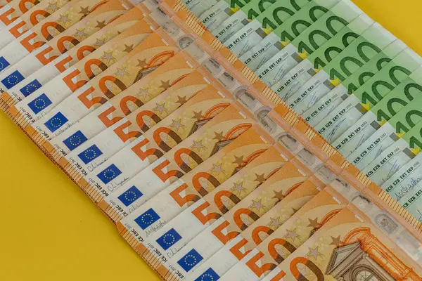 Dinheiro Espalhado Sobre Mesa Cento Duzentas Notas Euro — Fotografia de Stock