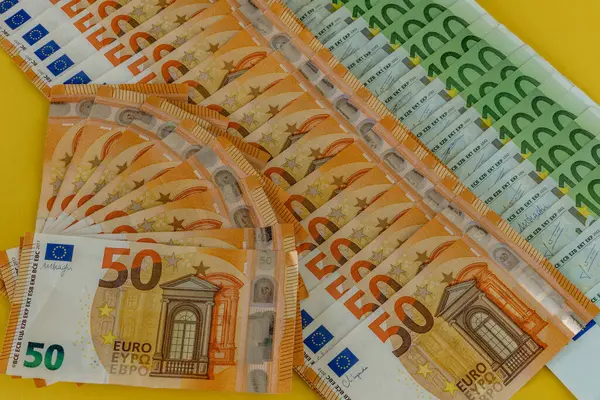 Dinero Esparcido Mesa Ciento Doscientos Billetes Euros —  Fotos de Stock
