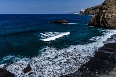 Atlantik Okyanusunun dalgalı suları, Tenerife, Spai 'de turistler için tehlikeli dalgalar.