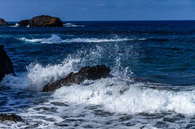 Atlantik Okyanusunun dalgalı suları, Tenerife, Spai 'de turistler için tehlikeli dalgalar.