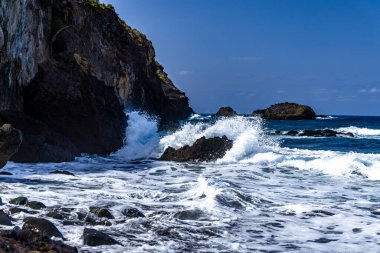 Atlantik Okyanusunun dalgalı suları, Tenerife, Spai 'de turistler için tehlikeli dalgalar.