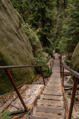 Rock şehrini ziyaret eden Adrpach Kayalıkları Polonya sınırındaki Rock City 'nin devasa kayalıkları.