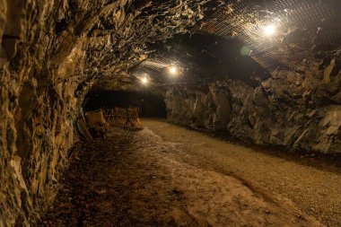 Dünya Savaşı sırasında Adolf Hitler 'in karargahı sırasında Almanlar tarafından kazılan Aşağı Silezya Yeraltı Şehri Osowka Tünelleri' ndeki gizemli Wodarz Adit Riese kompleksi.