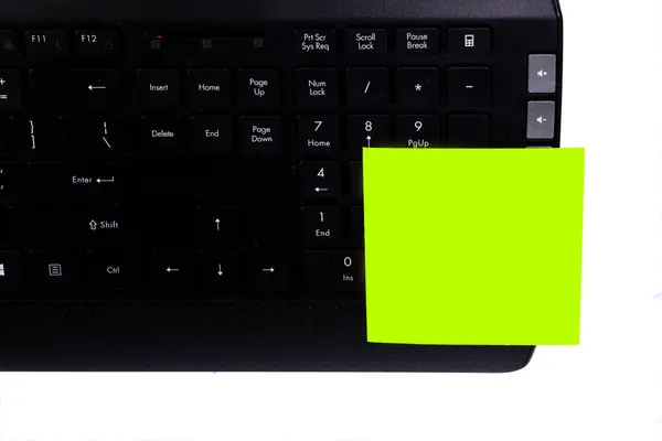Bilgisayarın Klavyesine Yapıştırılan Sarı Dizüstü Bilgisayarın Klavyesine Yapıştırılmış — Stok fotoğraf