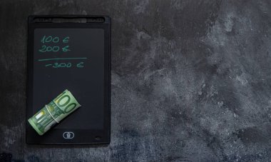 Avrupa 'da enflasyon vergileri ödenen 100 Euro' luk banknotlar masaya yayıldı