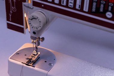 Evde terzi dükkanında dikiş dikmek, eski giysileri tamir etmek.