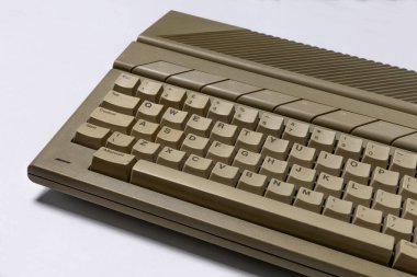 Eski PC 16-bit bilgisayarlar, 1980 ve 1990 'lardan kalma ilkel bilgisayarlar.