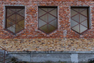 Yenileme için bina, pencereleri kırmızı tuğlalı eski kırmızı duvar