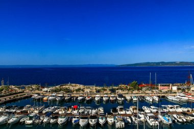 Liman limanı kuş bakışı görünüyor, limana demirlemiş gemiler.
