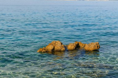 Hırvatistan 'daki Adriyatik Denizi' nin kayalık kıyıları, masmavi su, temiz hava