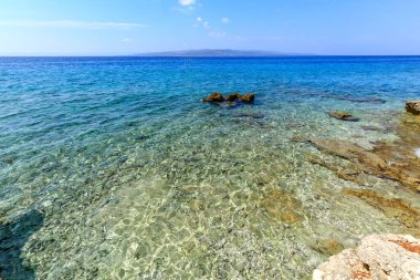 Hırvatistan 'daki Adriyatik Denizi' nin kayalık kıyıları, masmavi su, temiz hava
