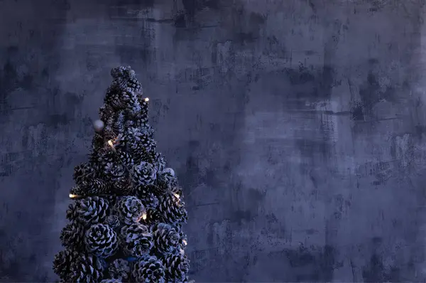 Çam kozalağından yapılmış modern Noel ağacı