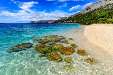 Hırvatistan 'da mavi göl Adriyatik kıyısı Brel