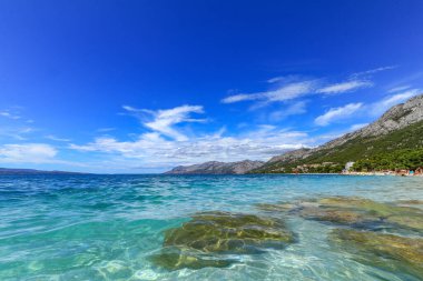 Hırvatistan 'da mavi göl Adriyatik kıyısı Brel