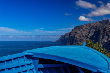 Sara balıkçı teknesi Tenerife, Spai 'deki Los Gigantes dağ uçurumunu görüyor.