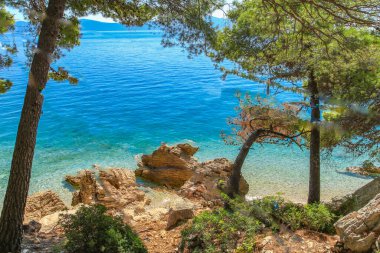 Makarska Riviera plajları Hırvatistan 'ın Drvenik turizm beldesi