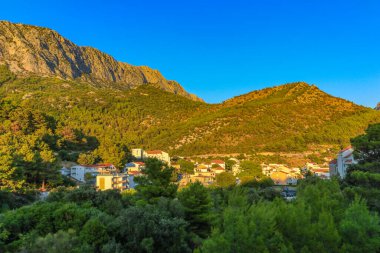 Makarska Riviera plajları Hırvatistan 'ın Drvenik turizm beldesi