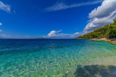 Hırvatistan 'da Adriyatik denizi Makarska Riviera' nın boş plaj mavisi suyu