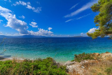 Hırvatistan 'da Adriyatik denizi Makarska Riviera' nın boş plaj mavisi suyu