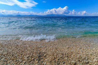 Hırvatistan 'da Adriyatik denizi Makarska Riviera' nın boş plaj mavisi suyu