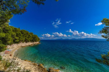 Hırvatistan 'da Adriyatik denizi Makarska Riviera' nın boş plaj mavisi suyu