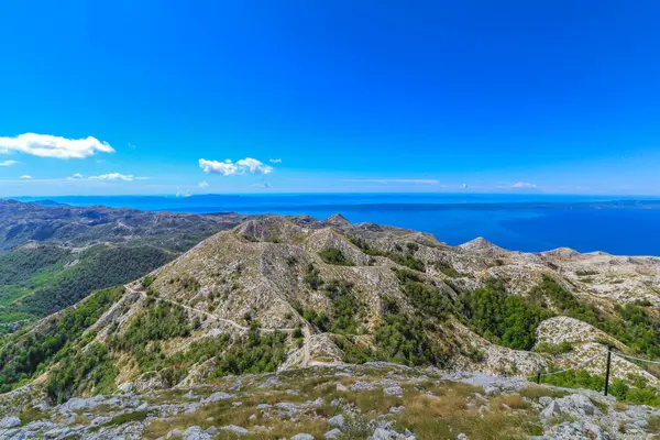 Sveti Jure Biokovo zirvesi, Hırvatistan 'daki Dinariç Dağları, kuş bakışı manzara 1762 metre