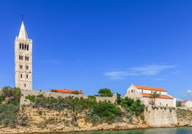 Hırvatistan 'ın sembolü olan tarihi dört kilise kulesi olan Rab kentinin üzerindeki tekneden manzara