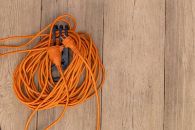 Bahçe enerji tüketiminde elektrik uzatma kablosu ve güç bağlantısı 