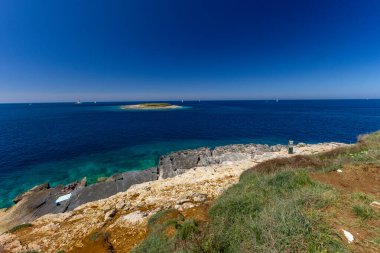Istria Kamenjak Yarımadası. Güzel plajlar. Vahşi doğanın içine atlamak için yüksek uçurumlar.
