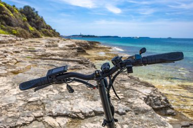 Bisiklet, bisiklet turizmi Rovinj Hırvatistan 'da sahili bisikletle gezen katlanabilir küçük bir turizm bisikleti 