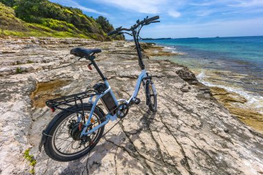 Bisiklet, bisiklet turizmi Rovinj Hırvatistan 'da sahili bisikletle gezen katlanabilir küçük bir turizm bisikleti 